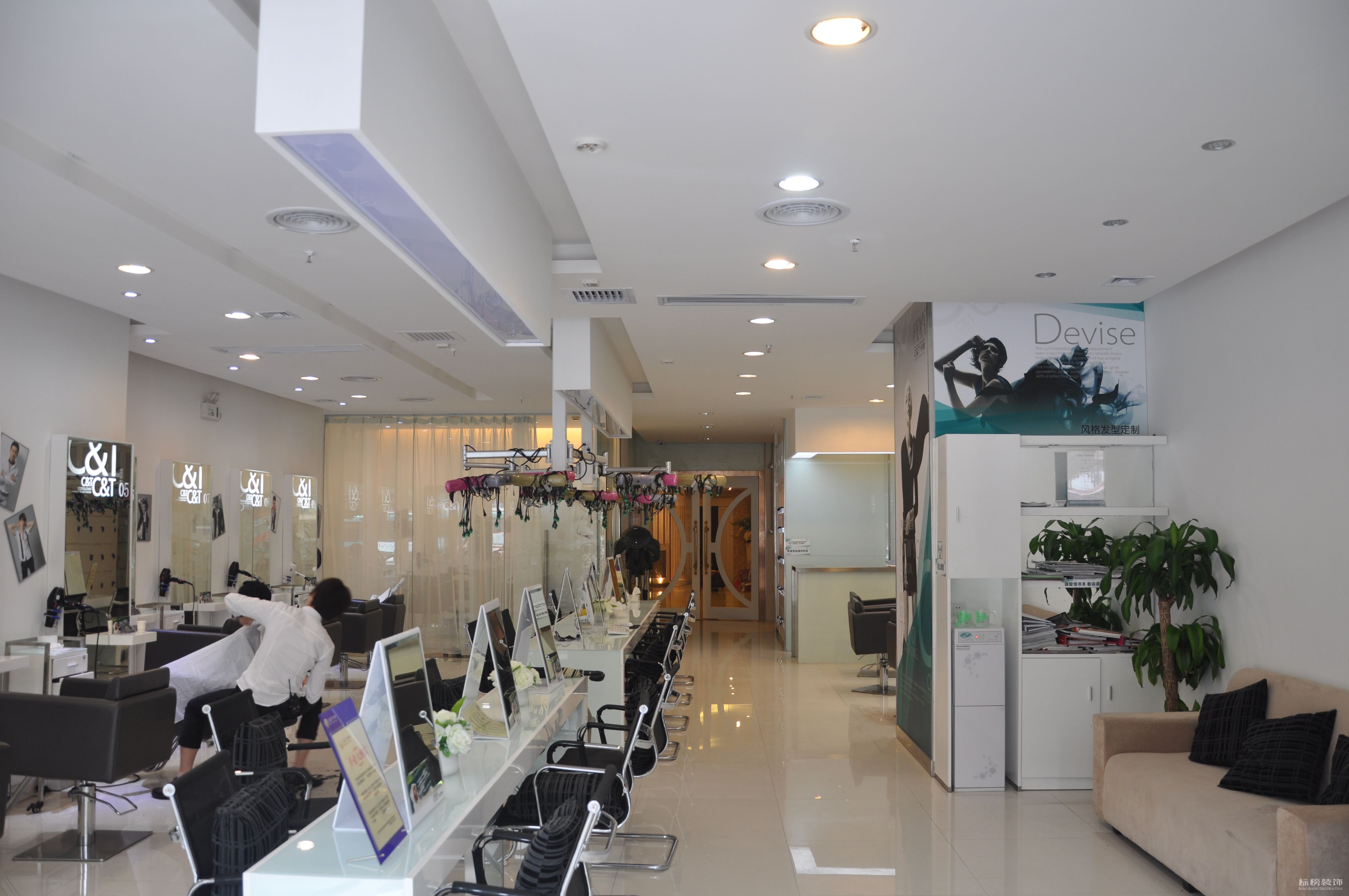 深圳店鋪裝修的門忌過(guò)小